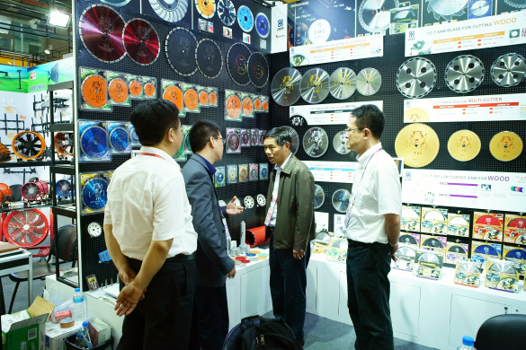 江蘇省商務(wù)廳笪家祥副廳長(zhǎng)調(diào)研匯鴻集團(tuán)廣交會(huì)工具展位