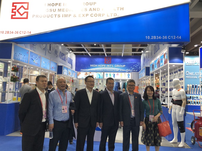 商務(wù)部部長助理任鴻斌視察匯鴻集團廣交會展位