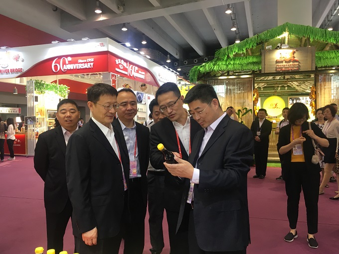 商務(wù)部部長助理任鴻斌視察匯鴻集團廣交會展位